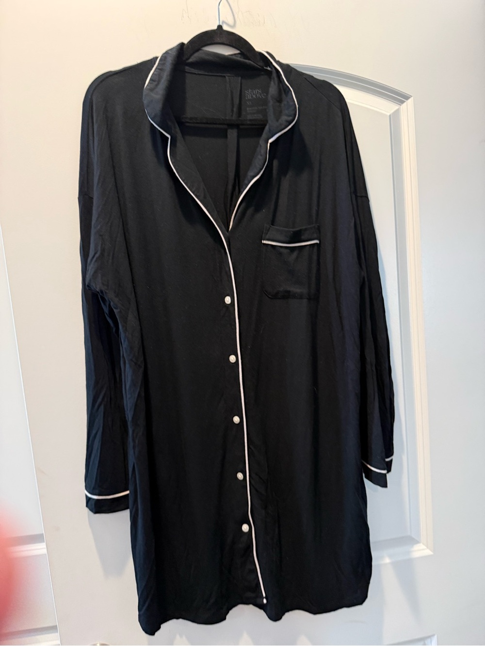 stars above Black Button-Front Sleep Shirt with White Piping